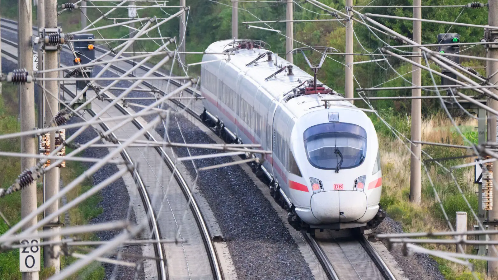 Für den Fernverkehr der Bahn gibt es eine neue Fahrscheinvariante. (Symbolbild) (Foto: Julian Stratenschulte/dpa)
