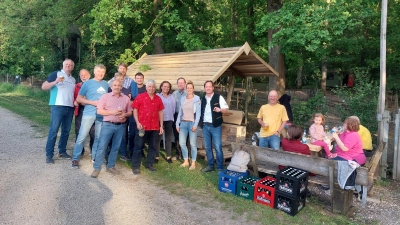 Hans-Hermann Nöhring (rotes Hemd), sein Stammtisch und Freunde feierten die Einweihung der neuen Schutz- und Picknickhütte am Hutewald. Auch die Bänke wurden selbst gebaut. (Foto: Stefan Ziereis)