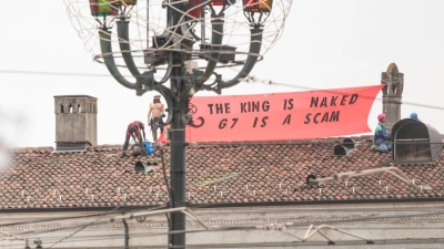Protest von oben: Aktivisten der Gruppe Extinction Rebellion halten auf dem Dach eines Turiner Universitätsgebäudes ein Banner hoch. Sie protestieren gegen den am Boden stattfindenden G7-Gipfel in Italien. (Foto: Matteo Secci/LaPresse via ZUMA Press/dpa)