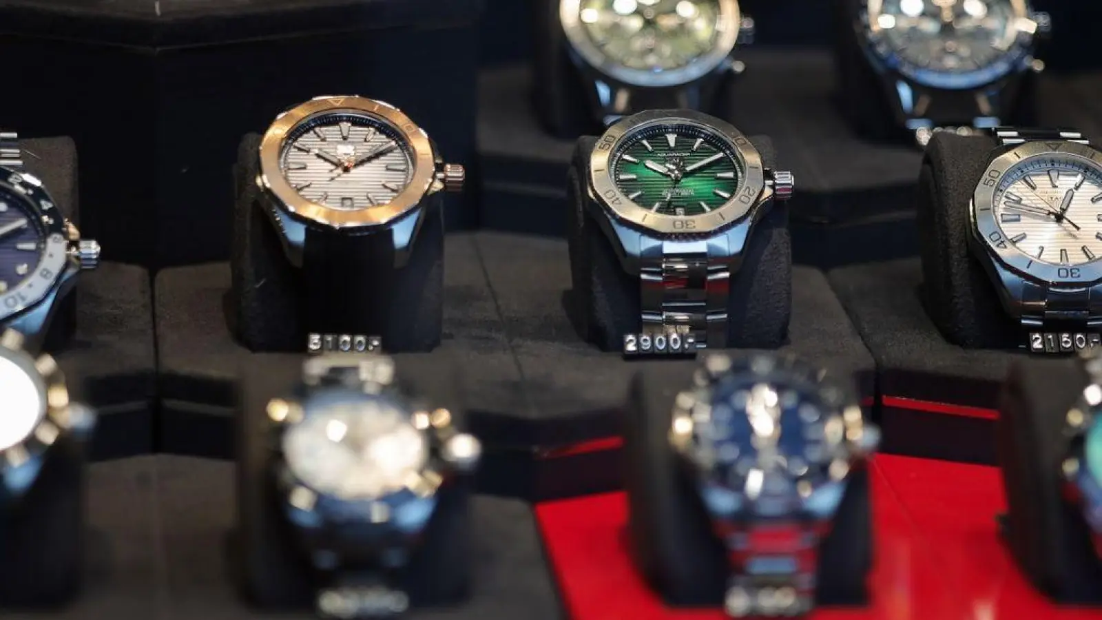Armbanduhren verschiedener Hersteller sind im Schaufenster eines Juweliers zu sehen. (Foto: Christian Charisius/dpa/Symbolbild)
