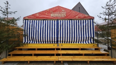 Der Bühnen-Vorhang belibt zu: Wegen der Wetterprognosen gibt es an diesem Wochenende in Herrieden keinen Weihnachtsmarkt. (Foto: Wolfgang Grebenhof)