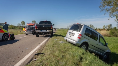 Ein havarierter Pick-up am Straßenrand hat am Samstag einen Unfall auf der Bundesstraße B470 ausgelöst. (Foto: news5/Kevin Weddig)