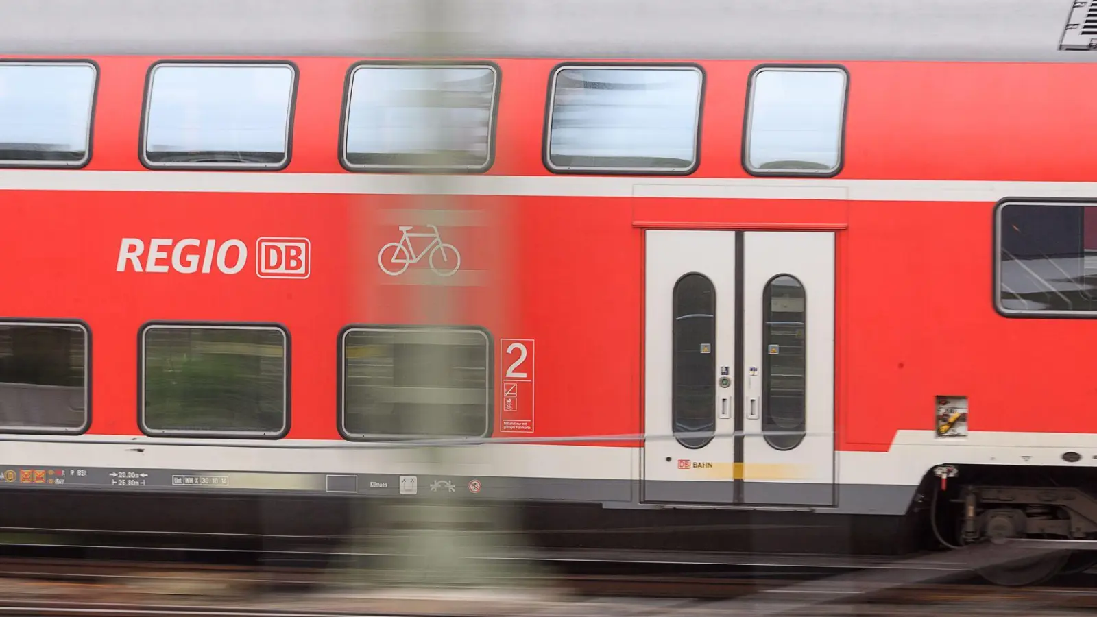 Eine Baustelle weniger: Auf der Bahn-Strecke zwischen Regensburg und Schwandorf sind ab Samstag wieder Züge unterwegs. (Illustration) (Foto: Sebastian Gollnow/dpa)