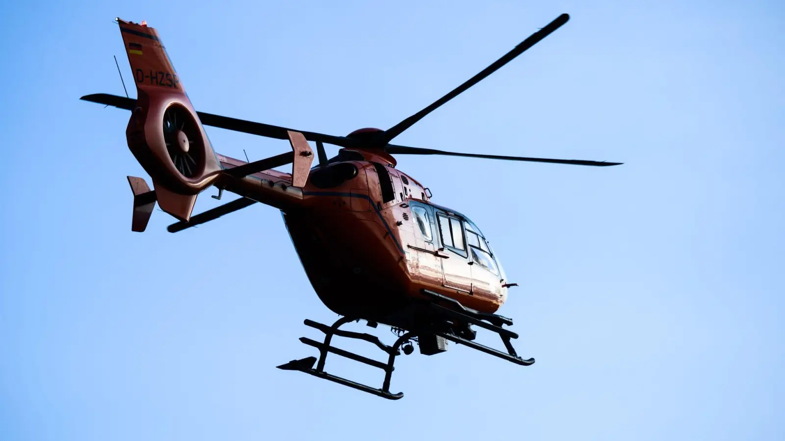 Der 13-Jährige musste wegen schwerer Verletzungen mit dem Hubschrauber ins Krankenhaus geflogen werden. (Symbolbild) (Foto: Julian Stratenschulte/dpa)