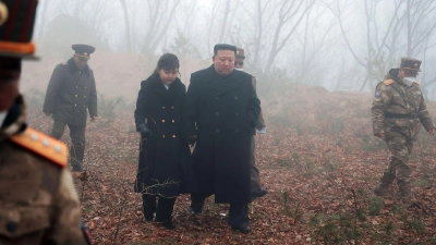 Machthaber Kim Jong Un mit seiner Tochter bei einer Militärübung an einem nicht genannten Ort. Die Aufnahme wurde von der staatlichen nordkoreanischen Nachrichtenagentur KCNA zur Verfügung gestellt. Der Inhalt kann nicht unabhängig verifiziert werden. (Foto: Uncredited/KCNA/KNS/dpa)