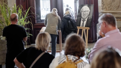 Menschen stehen Schlange um sich im Hamburger Rathaus in ein Kondolenzbuch für den verstorbenen Fußballer Uwe Seeler einzutragen. (Foto: Markus Scholz/dpa)