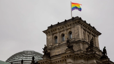 Wann weht die Regenbogenflagge über dem Bundestag? An dieser Frage entzündete sich 2025 ein politischer Streit. (Symbolbild) (Foto: Christoph Soeder/dpa)