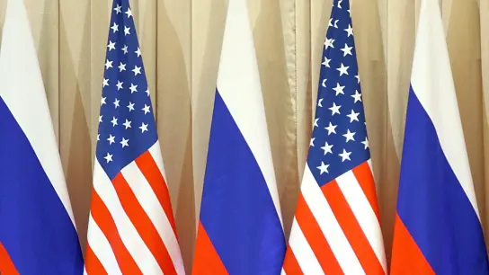 Die Flaggen von Russland und den USA. (Foto: epa Sergei Ilnitsky/EPA/dpa)