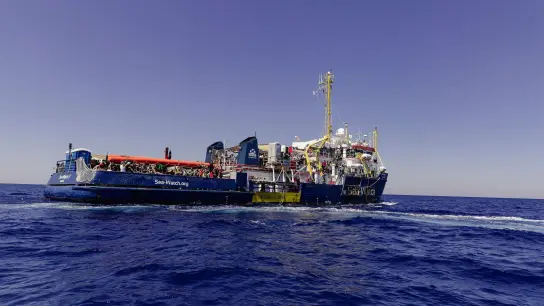 Einer der Vorgänger des neuen Schiffs: Die Sea Watch 3 im Einsatz im Juli auf dem Mittelmeer. (Foto: Nora Boerding/Sea-Watch via AP/dpa)