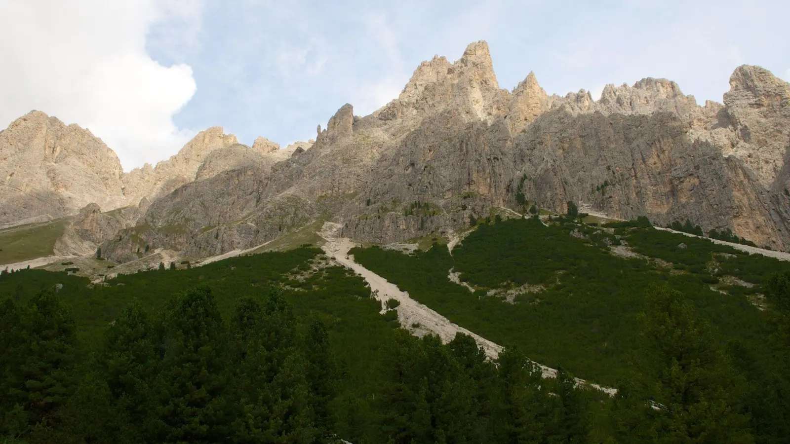 Die Rosengartengruppe gehört zu den bekanntesten Gebirgszügen in den Dolomiten. (Archivbild) (Foto: picture alliance / Ursula Düren/dpa)