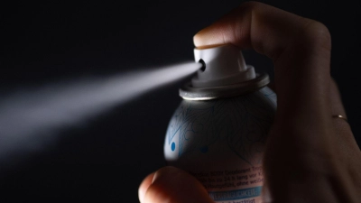 Wie viel Frische-Schutz bieten Deos? „Öko-Test“ hat dafür 30 Deodorants unter die Lupe genommen und Herstellerangaben überprüft. (Foto: Monika Skolimowska/dpa/dpa-tmn)