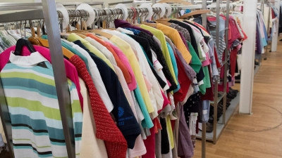 Unverkaufte Kleidung darf in der EU in Zukunft nicht mehr vernichtet werden. (Foto: Stefan Sauer/dpa-Zentralbild/dpa)