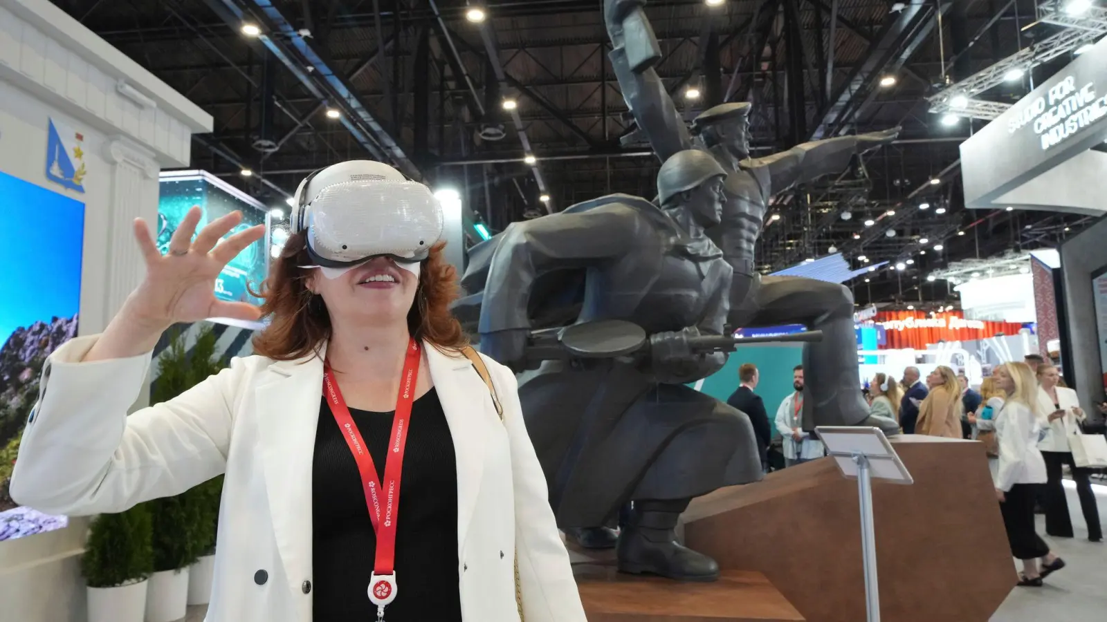 Russische Unternehmer und Konzerne präsentieren beim Petersburger Internationalen Wirtschaftsforum ihre neuesten Errungenschaften. (Foto: Dmitri Lovetsky/AP/dpa)