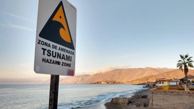 Achtung, hier kann es Tsunamis gehen. Wer solche Schilder - wie hier in Chile - sieht, sollte sich mit den örtlichen Verhaltensregeln vertraut machen. (Foto: Till Simon Nagel/dpa-tmn)