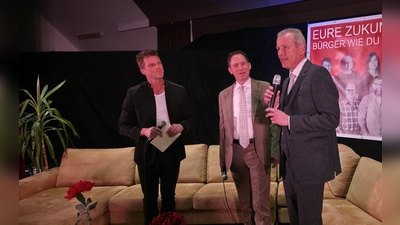 Im Gespräch (von links): Kabarettist und Entertainer Jochen Schaible, der den Abend in der Hesselberghalle moderierte, Wassertrüdingens Bürgermeister Stefan Ultsch sowie Ehrengast Dr. Ulrich Maly. (Foto: Markus Weinzierl)