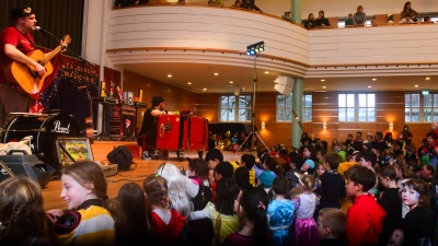 Die Ein-Mann-Band „Tim Mohr fürs Kinderohr” sorgt im vollen Onoldiasaal für gute Stimmung. (Foto: Irmeli Pohl)