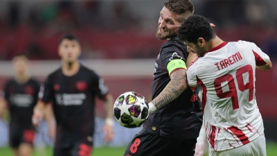 Piräus Mehdi Taremi (r) im Duell mit Leverkusens Robert Andrich.  (Foto: Rolf Vennenbernd/dpa)