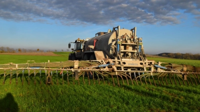 Das Ausbringen von Gülle ist für viele Landwirte der Region dank der „roten Gebiete” schwierig bis unmöglich geworden. BBV-Kreisobmann Jürgen Dierauff will das ändern und dem Grundwasserschutz trotzdem Genüge tun.  (Foto: Fritz Arnold)