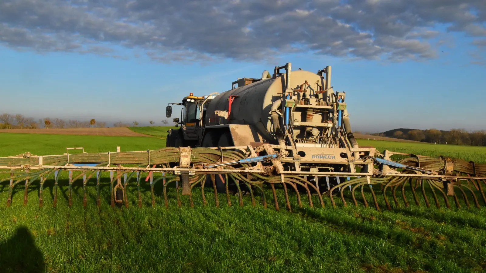 Das Ausbringen von Gülle ist für viele Landwirte der Region dank der „roten Gebiete” schwierig bis unmöglich geworden. BBV-Kreisobmann Jürgen Dierauff will das ändern und dem Grundwasserschutz trotzdem Genüge tun.  (Foto: Fritz Arnold)
