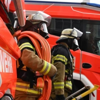 Wegen der sommerlichen Temperaturen hatte einige Feuerwehrkräfte Herz-Kreislauf-Beschwerden. (Symbolbild) (Foto: Bernd Weißbrod/dpa)