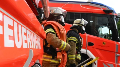 Wegen der sommerlichen Temperaturen hatte einige Feuerwehrkräfte Herz-Kreislauf-Beschwerden. (Symbolbild) (Foto: Bernd Weißbrod/dpa)