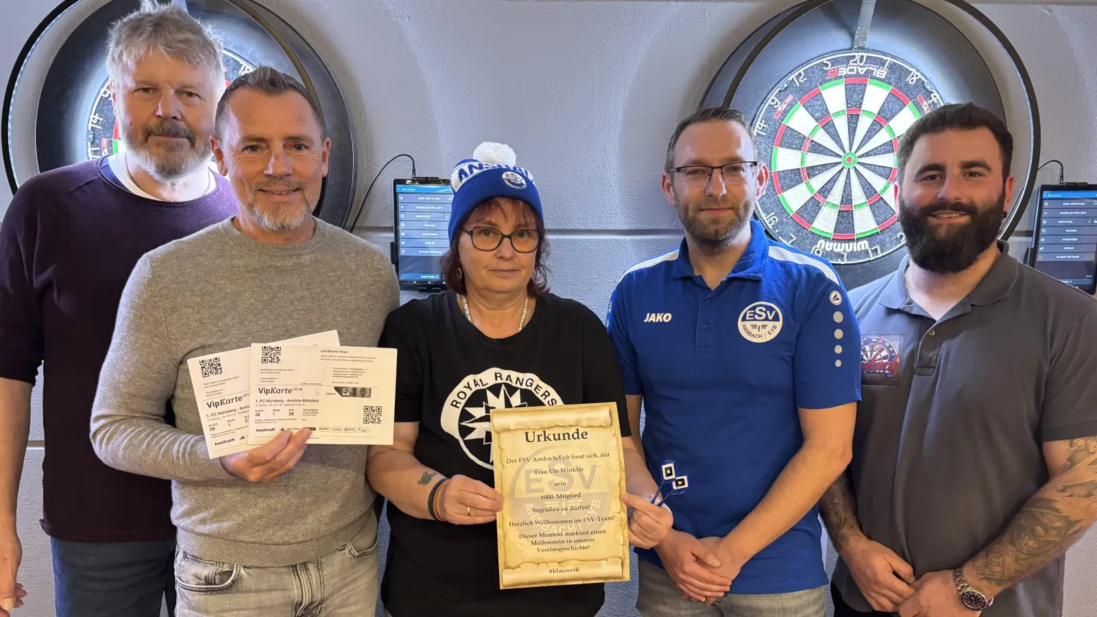 Die magische Grenze ist geknackt: Ute Winkler ist das 1000. Mitglied im ESV Ansbach/Eyb. Ihr gratulierten Vorsitzender Rainer Bäsmann, dritter Vorsitzender Andreas Redlof, zweiter Vorsitzender Daniel Dürr und Steel-Darts-Abteilungsleiter David Taraca (von links).  (Foto: Wolfgang Laaß)