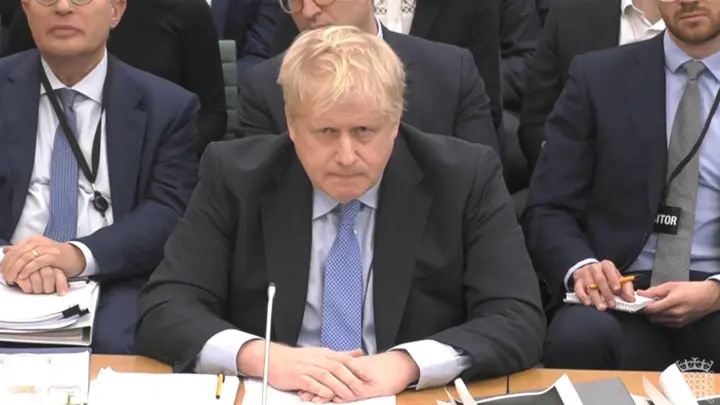 Ex-Premier Boris Johnson sagt vor dem Privilegienausschuss des Unterhauses in London aus. (Foto: House of Commons/UK Parliament/UK Parliament/AP/dpa)