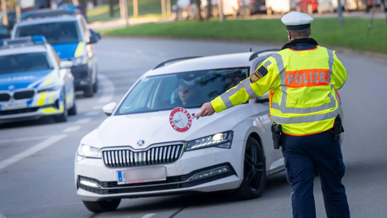 Geschwindigkeitsverstöße machten 2024 mehr als 82 Prozent aller Verstöße im fließenden Verkehr aus. (Symbolbild) (Foto: Peter Kneffel/dpa)