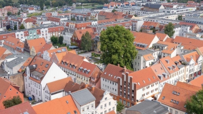 Die Altstadt von Greifswald ist schachbrettartig angelegt und nahezu komplett umgeben von einem Grüngürtel, den Wallanlagen. (Foto: Stefan Sauer/dpa)