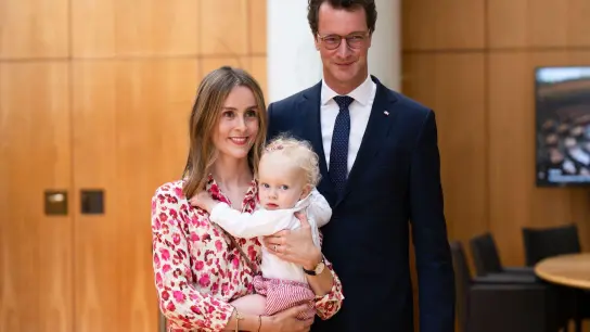 Der neue NRW-Ministerpräsident ist der alte: Hendrik Wüst mit Ehefrau Katharina und Tochter Philippa. (Foto: Marius Becker/dpa)