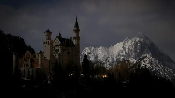 Auch das Schloss Neuschwanstein nimmt an der „Earth Hour“ teil. (Foto: Karl-Josef Hildenbrand/dpa)