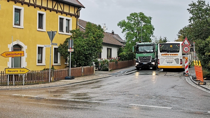In Gebsattel sorgt die Situation in der Neusitzer Straße, die als Umleitungsstrecke gebraucht wird, obwohl sie selbst eine Baustelle ist, für Unmut im Dorf. Bürgermeisterin Elisabeth Stammler nahm zu Kritik an der Informationspraxis des Rathauses jetzt Stellung. (Foto: Jürgen Binder)