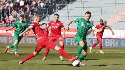 Die Roten machen Druck: Ansbach mit Finn Haag (links) und Eic Weeger (rechts), gestört von Luke Hemmerich. (Foto: Frank Scheuring)
