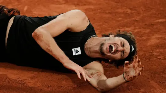 Alexander Zverev hatte sich im Halbfinale der French Open gegen Rafael Nadal schwer verletzt. (Foto: Thibault Camus/AP/dpa)