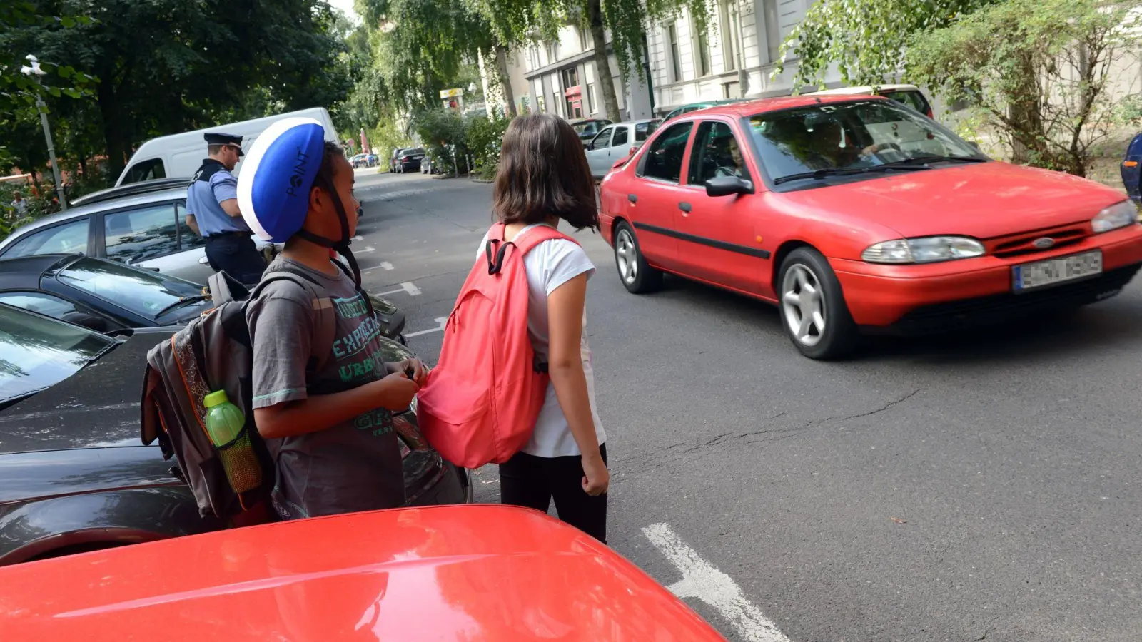 Nicht nur der tägliche Schulweg birgt viele Gefahren für Kinder - auch im Auto kann es gefährlich werden, etwa wenn die Kinder falsch angeschnallt werden. (Illustration) (Foto: picture alliance / ZB)