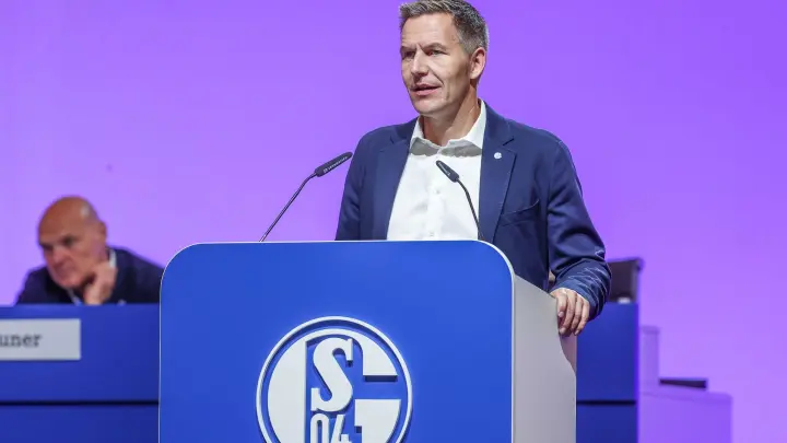 Sieht sich und seine Mannschaft benachteiligt: Schalkes Aufsichtsratsvorsitzender Axel Hefer. (Foto: Tim Rehbein/dpa)