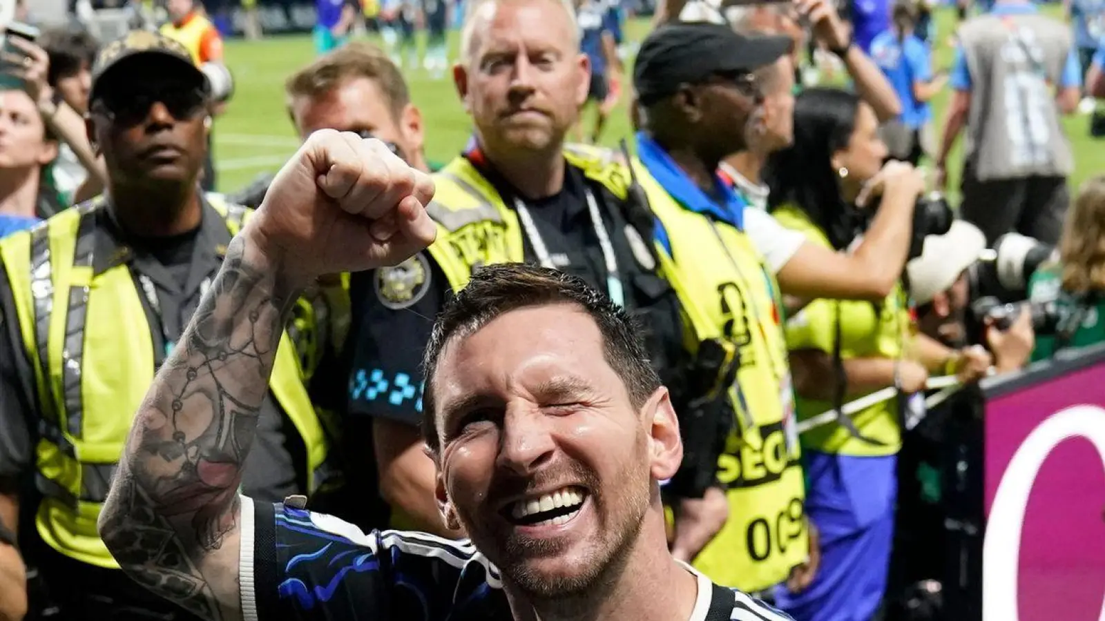 Lionel Messi lässt sich feiern.  (Foto: Jacob Kupferman/AP/dpa)