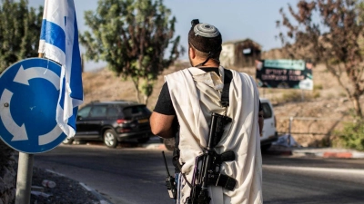 Ein rechtsgerichteter israelischer Siedler trägt eine Waffe nahe der palästinensischen Stadt Nablus im Westjordanland (Archivfoto). Die EU verhängt erstmals Sanktionen wegen der Gewalt radikaler israelischer Siedler. (Foto: Ilia Yefimovich/dpa)