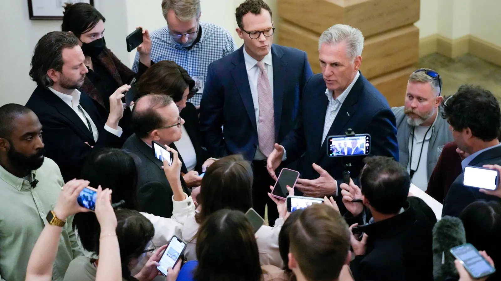 Kevin McCarthy (M-r), Sprecher des Repräsentantenhauses, hat sich im Schuldenstreit mit US-Präsident Joe Biden auf einen Deal geeinigt. (Foto: Patrick Semansky/AP/dpa)