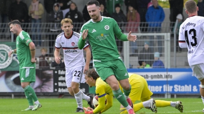 Es hat nicht sein sollen, Ansbach verlor 0:1 gegen Nürnberg II. Hier kommt der Ansbacher Dino Nuhanovic (in Grün) nicht an den Ball, FCN-Torwart Lindsay-Zach Gutaj packt zu. (Foto: Martin Rügner)