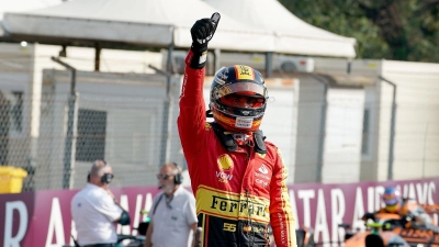 Holte sich die Pole Position für das Ferrari-Heimspiel in Monza: Carlos Sainz. (Foto: Hasan Bratic/dpa)