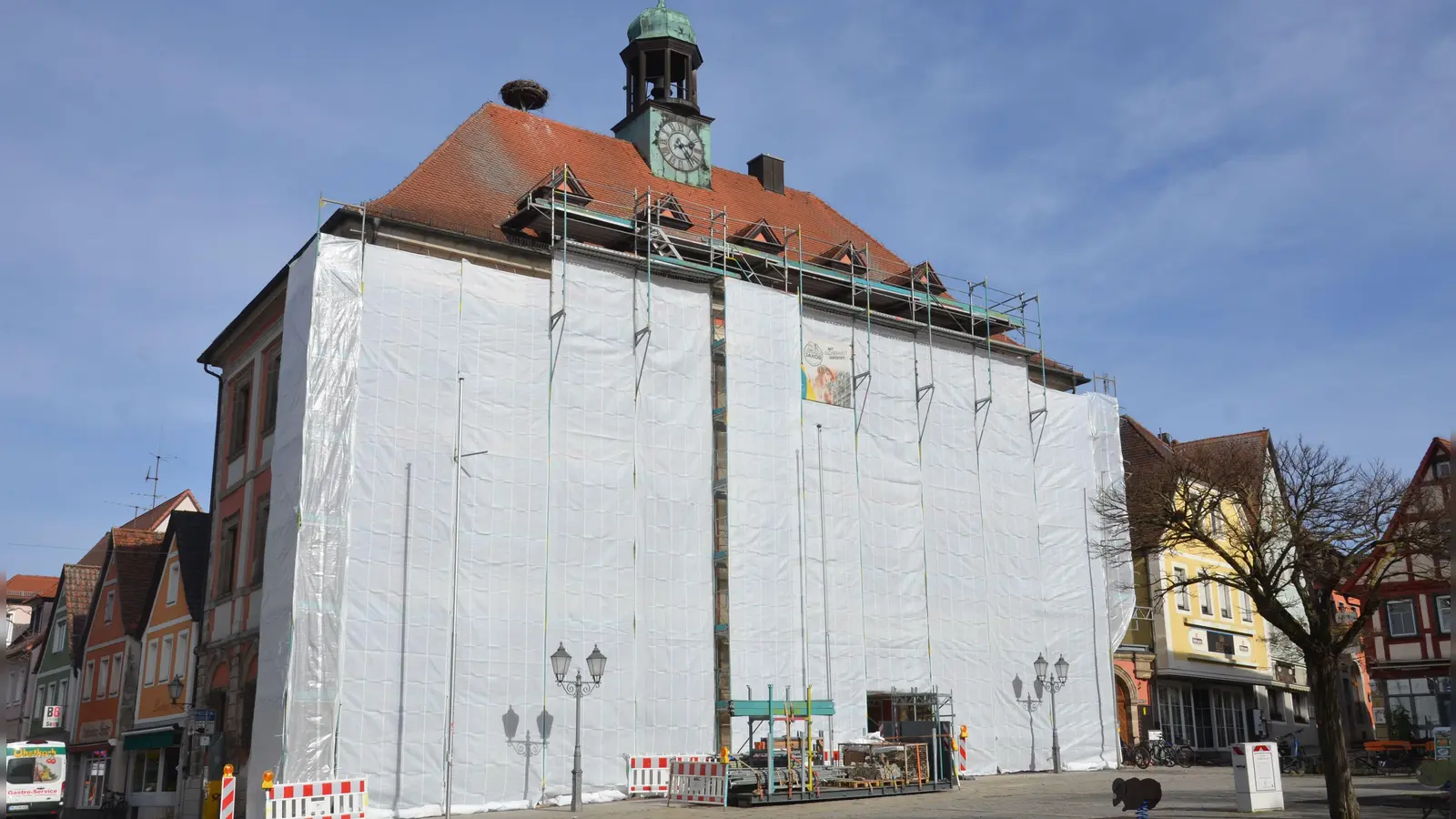 Der Pariser Triumphbogen, der Berliner Reichstag und jetzt das Neustädter Rathaus? Nein – der Verpackungskünstler Christo ist bereits gestorben, und die Verhüllung des Rathauses ist nicht der Kunst geschuldet, sondern der laufenden Fassadensanierung. Spektakulär sieht es trotzdem aus. (Foto: Jonas Grombach)