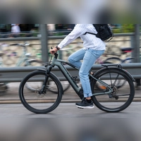 Elektroräder werden bei Jüngeren zunehmend populär - auch als Verkehrsmittel für den Weg in die Arbeit. (Symbolbild) (Foto: Leonie Asendorpf/dpa)
