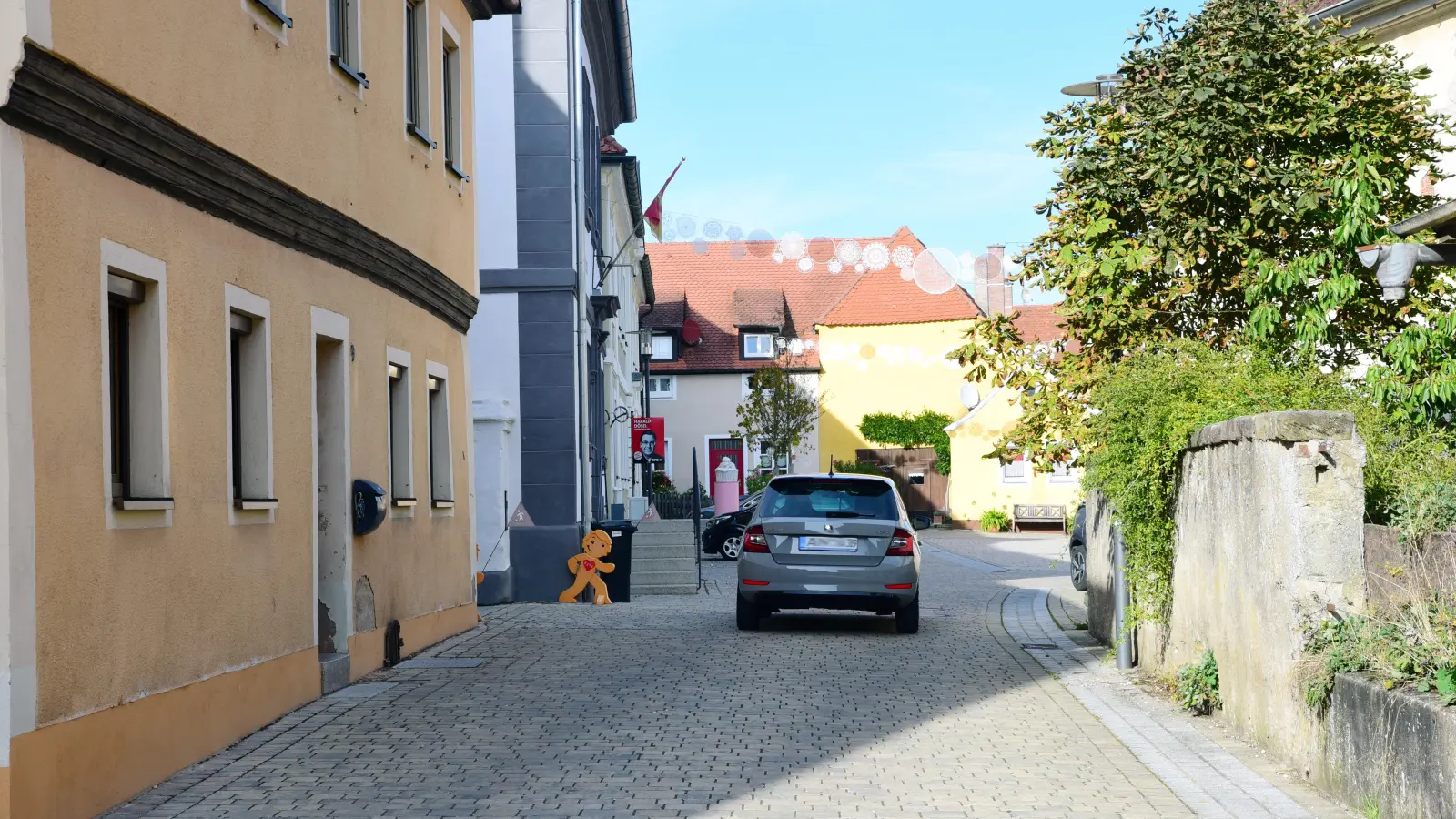 In der Ornbauer Altstadt gilt Schrittgeschwindigkeit. An der orangefarbenen Kinderfigur links befindet sich der Hof vor dem Eingang zur Kinderkrippe. (Foto: Irmeli Pohl)