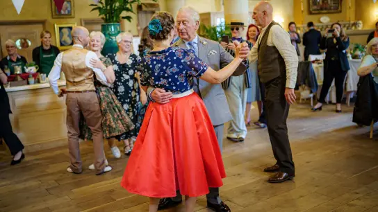 Prinz Charles mit Hobbytänzerin Bridget Tibbs bei einem Jubiläumstee-Tanz in seinem Landsitz Highgrove House. (Foto: Ben Birchall/PA Wire/dpa)