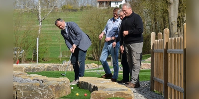 Auch im Neustädter Waldbad ist die Adventure-Golfanlage nicht nur für Kinder geeignet, sondern auch für Erwachsene jeden Alters. (Archivbild: Johannes Hirschlach)