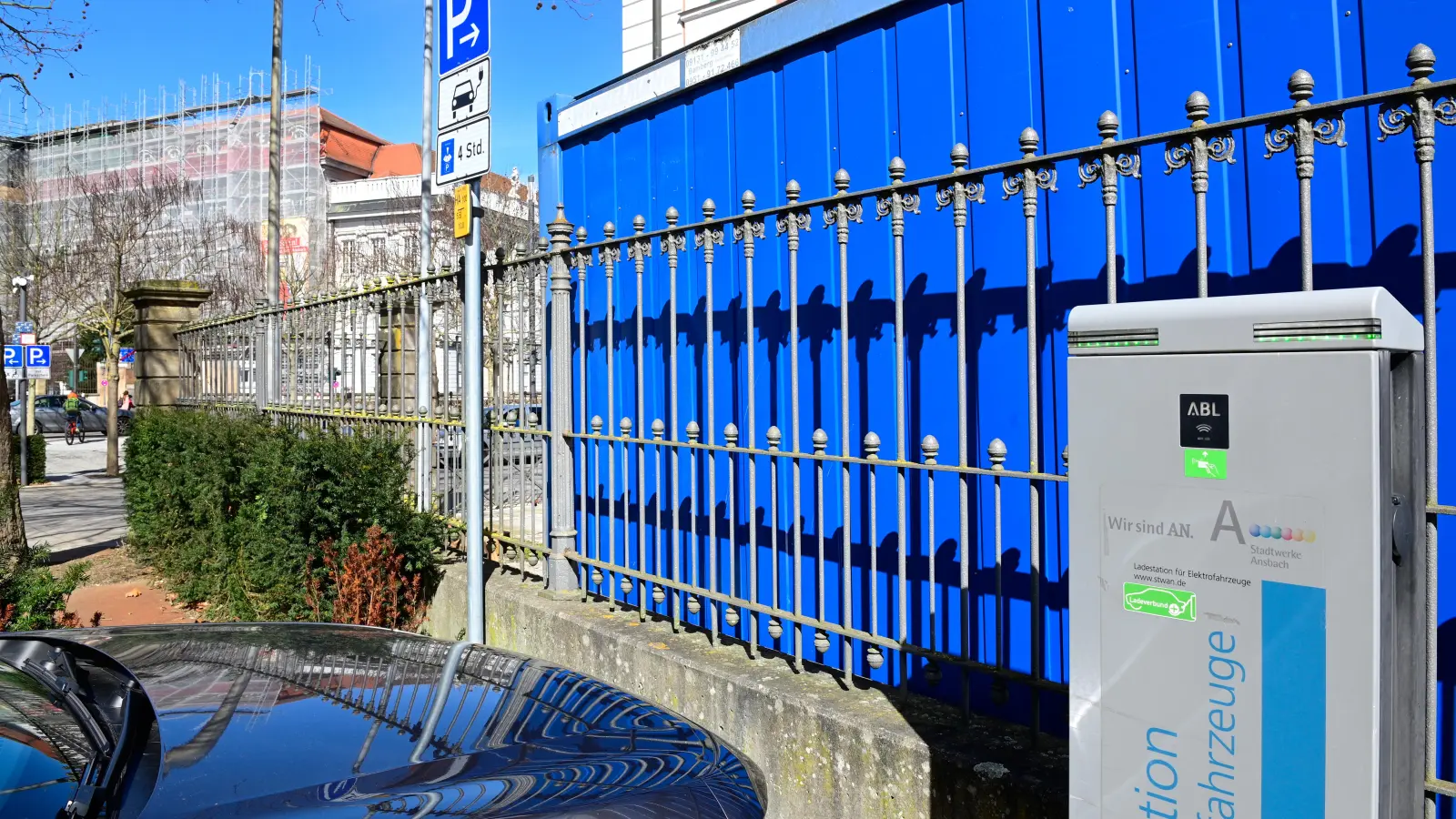 Er macht’s richtig: Auf E-Parkplätzen dürfen nur Fahrzeuge mit E-Kennzeichen stehen. (Foto: Jim Albright)