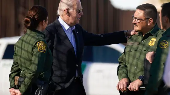 US-Präsident Joe Biden (M) spricht mit Grenzschutzbeamten an der US-mexikanischen Grenze in El Paso, Texas. (Foto: Andrew Harnik/AP/dpa)