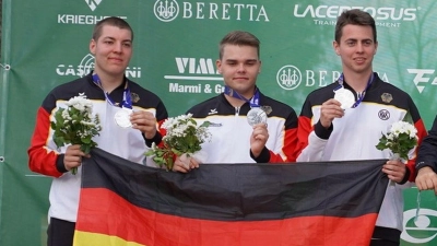 Mit Silbermedaille: Das Juniorentrio mit Pius Rosenecker, Marius John und Tim-Luca Schmidt (von links). (Foto: European Shooting Confederation)