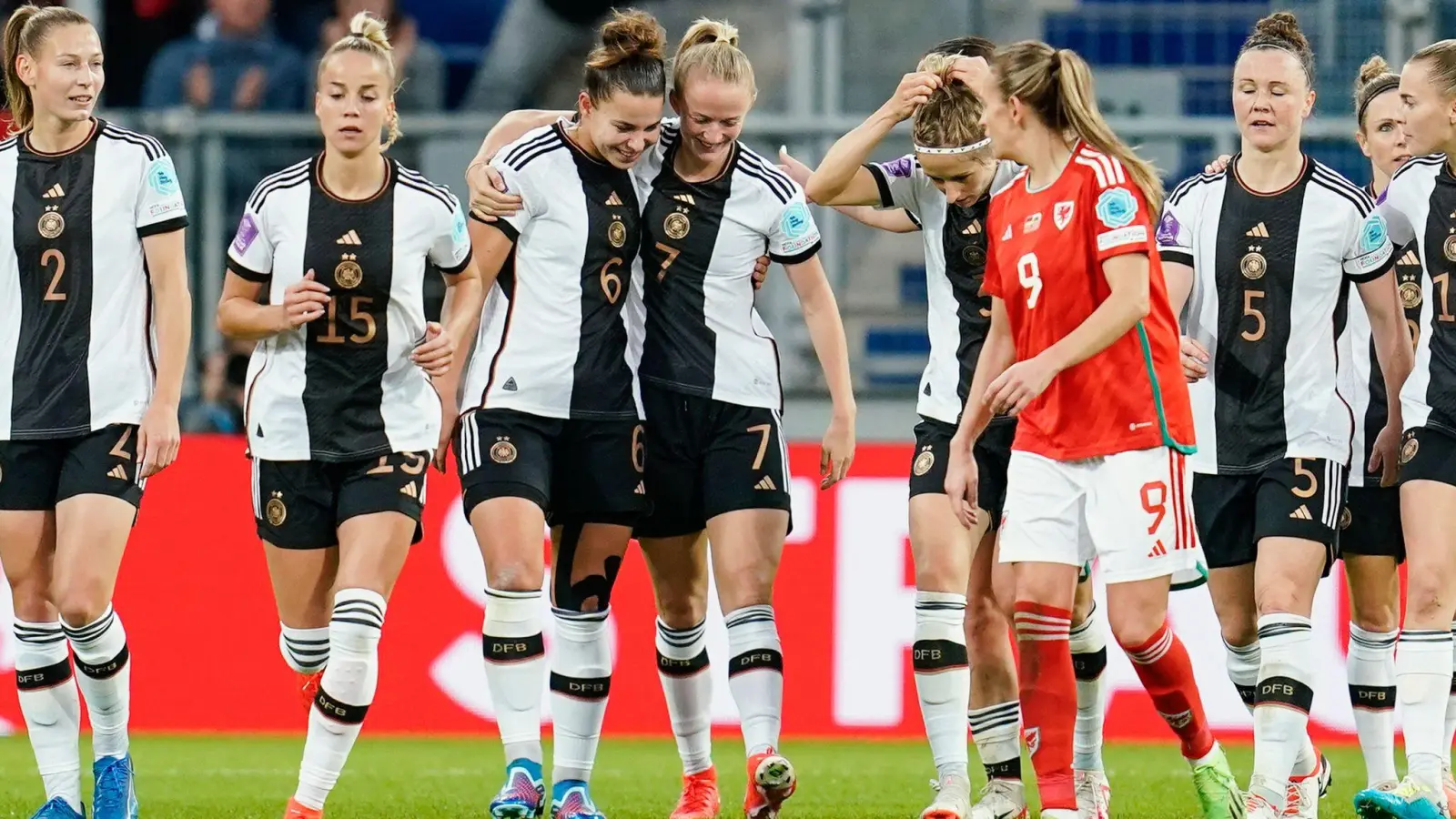 Die DFB-Frauen setzten sich mit 5:1 gegen Wales durch. (Foto: Uwe Anspach/dpa)